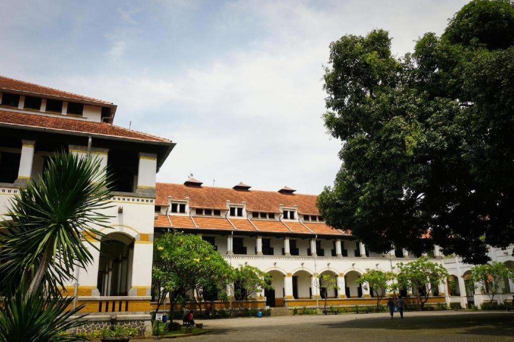Weis Hotel Simpang Lima Semarang Exterior photo